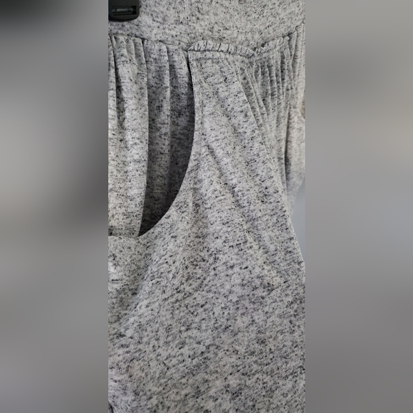 Express Size Small Gray Lightweight Skirt with Pockets - Picture 3 of 5